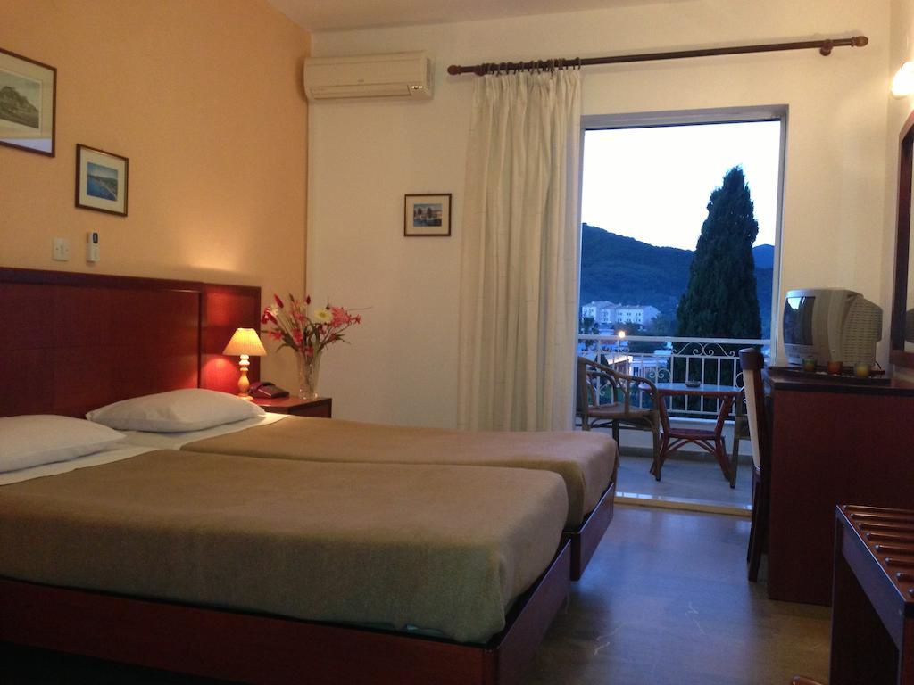 Three Stars Beach Hotel 모라이티카 객실 사진